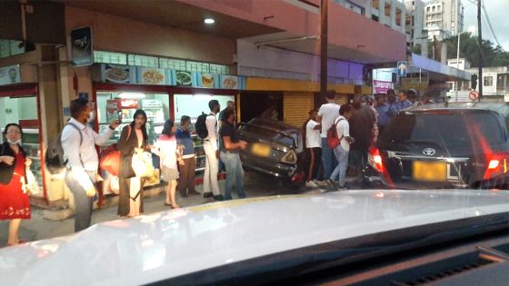 Accident à Port-Louis : une voiture termine sa course dans un magasin