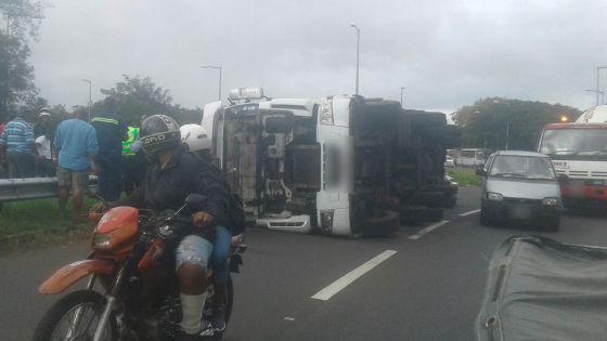 Rond-point de Jin Fei : un poids lourd se renverse 