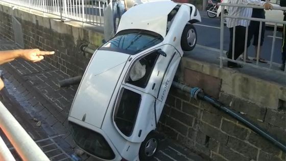 Port-Louis : une voiture termine sa course dans un caniveau