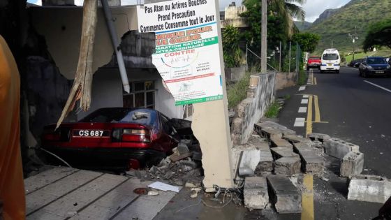 Accident à Port-Louis : une Corolla détruit un mur à la rue Monseigneur Leen 