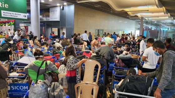 À l’aéroport ce matin : des rapatriés bloqués pendant des heures expriment leur colère 