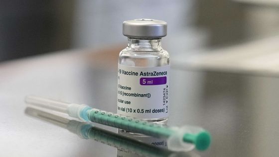 Vaccin AstraZeneca : l'Inde va réexaminer les effets secondaires du vaccin après des craintes de formation de caillots sanguins, rapporte Times of India 