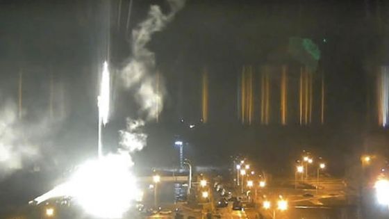 Ukraine: la plus grande centrale nucléaire d'Europe touchée par des frappes russes