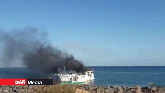Incendie au Port : les cuves du navire contiennent 65 tonnes de diesel ; 600 boules extinctrices anti-feu utilisées