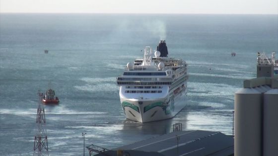 Le Norvegian Jade quitte la rade de Port-Louis en marche arrière