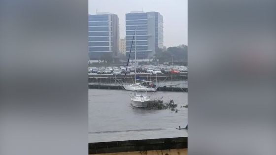 Au Caudan : un bateau entraîné par les flots