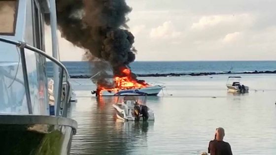 Un Speed Boat prend feu à Flic-en-Flac