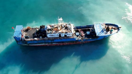 Bateau coincé sur les récifs : accès interdit sur la plage et dans la mer de Pointe-aux-Sables