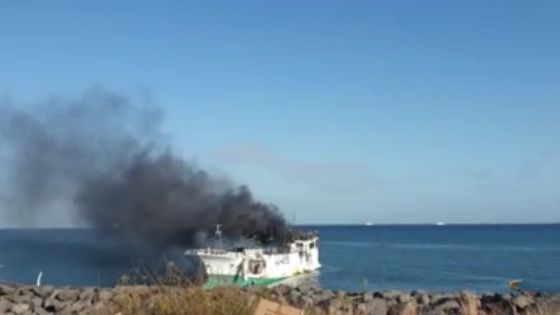 Incendie au Port : le bateau taïwanais remorqué à Bain-des-Dames