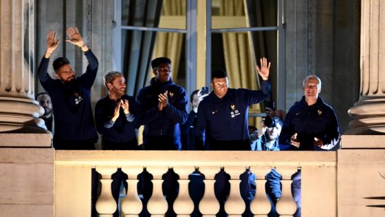 Mondial: les Bleus acclamés par la foule à la Concorde, les Argentins attendus à Buenos Aires