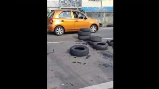 Prix des carburants : Des jeunes manifestent en tentant de bloquer une route à Camp Levieux