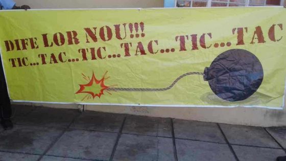 Pointe-aux-Sables : la police enquête sur une banderole portant la photo d'une bombe