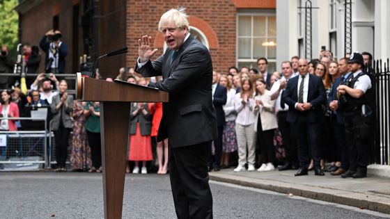 Quittant Downing Street, Boris Johnson promet son fervent soutien à Liz Truss