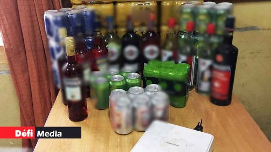 Sur son lieu de travail : Le vigile du supermarché vole des canettes de bière et des bouteilles de whisky