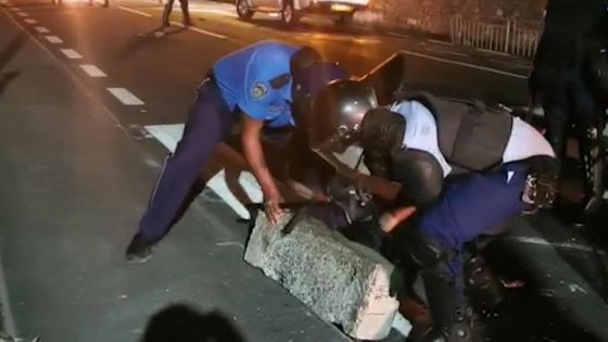 Devant l’école du gouvernement à La butte : des policiers déblaient la route