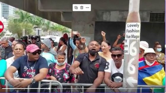 [Vidéo] «Libérez Bruneau ! Bruneau innocent !», scandent quelques personnes devant la New Court House