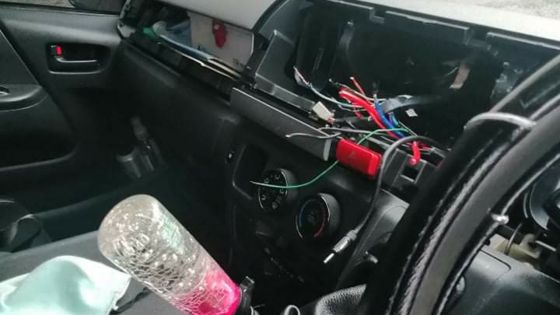Plaine-Lauzun : Un voleur endommage un minibus et emporte un système audio dernier cri
