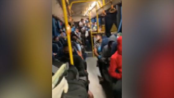 Pas de distanciation sociale dans un bus en route pour un centre de quarantaine