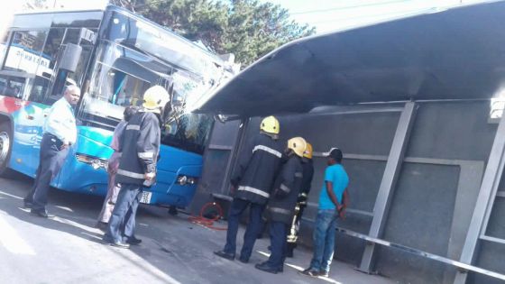 Candos : un bus percute un abribus