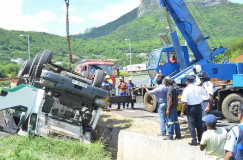 Montebello : un poids lourd se renverse, le chauffeur tué 