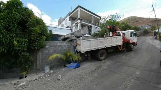 Vallée-des-Prêtres : un camion finit contre un mur 