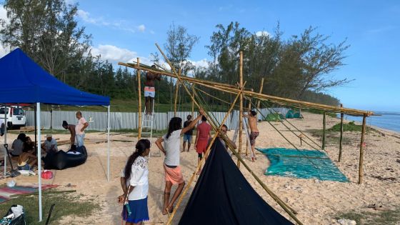 Pomponette : la plateforme «Aret Kokin Nu La Plaz» installe un camp sur la plage 