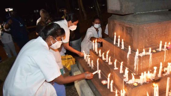 Devant l’hôpital du Nord : candlelight en hommage aux victimes de la Covid-19