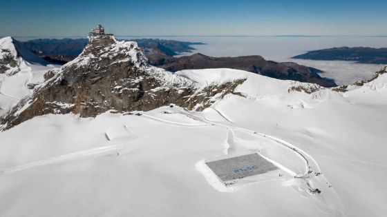 Climat : Record Guinness de la plus grande carte postale sur un glacier suisse