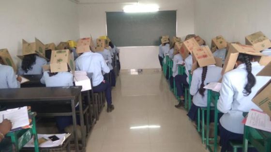 Inde : des cartons sur la tête pour empêcher les élèves de tricher aux examens