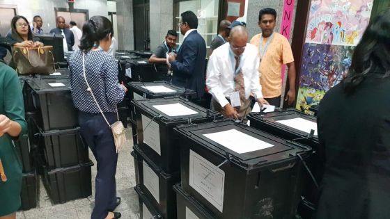 [En images] Commission électorale : transfert des bulletins de vote vers les postes de police du pays sous haute surveillance