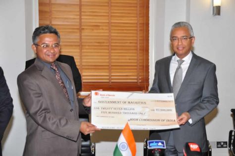 Metro Express : l’Inde remet un chèque de Rs 900 millions à Maurice