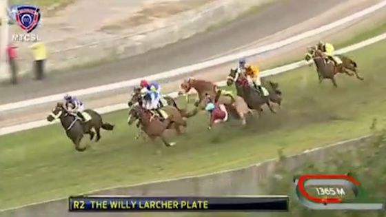 Hippisme : Chute spectaculaire dans la seconde course au Champ-de-Mars 