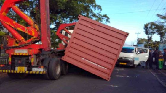 St-Paul : un conteneur se détache d'un camion 
