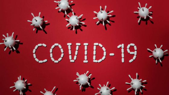 COVID-19 : le variant «Nimbus» provoque une gorge en feu façon lame de rasoir