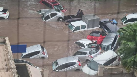 À la rue La Chaussée : personnes et voitures prises au piège 