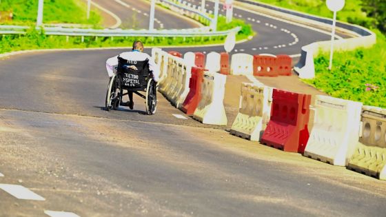 Chebel : dans son fauteuil roulant, seul sur la route