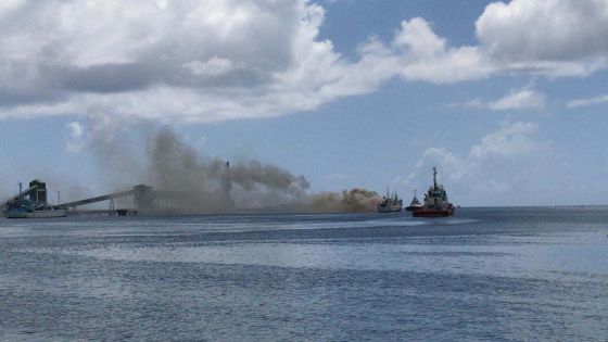 Au port - un navire prend feu pour la troisième fois 