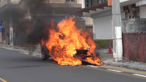 Rue Labourdonnais, Port-Louis : une voiture ravagée par les flammes