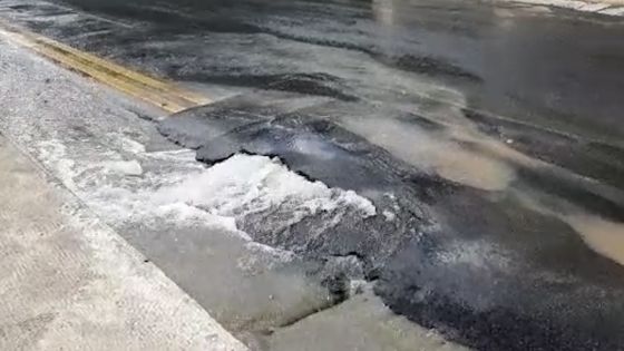 Tuyau de la CWA cassé à la rue Labourdonnais :  importante fuite d’eau 