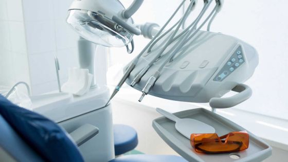 Un dentiste de 59 ans accusé d’attouchements sur sa jeune secrétaire : «Il m’avait dit qu’il était fatigué et qu’il voulait un massage»