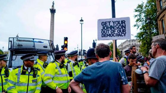 4 Minutes aux 4 Coins du Monde : Londres, des milliers de manifestants ont défilé contre «un abus envers la démocratie»