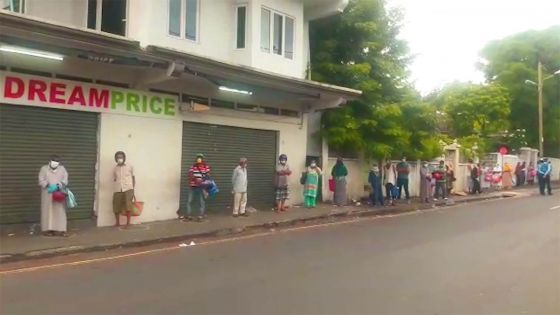 Longue file d’attente devant le supermarché Dream Price de Plaine Verte