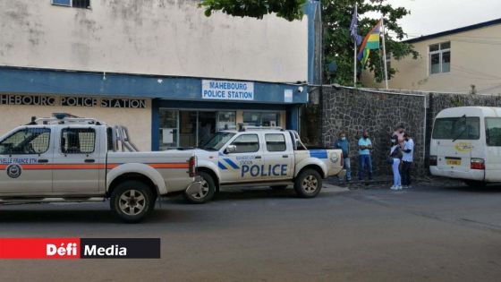 Foule hostile à Résidence La Chaux : deux véhicules de police endommagés, un policier blessé