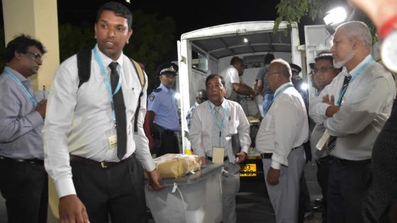 Élections : le comptage le même jour : le transport des urnes divise la classe politique