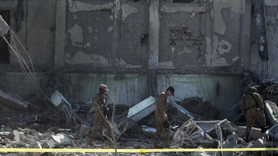 Explosions dans un commissariat au Pakistan: 16 morts selon un nouveau bilan