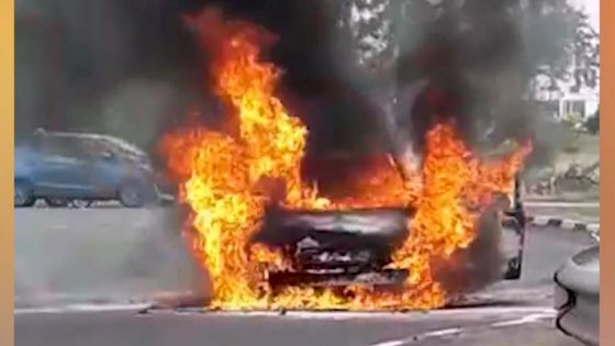 Sur le rond-point de Jin Fei : une voiture en proie aux flammes