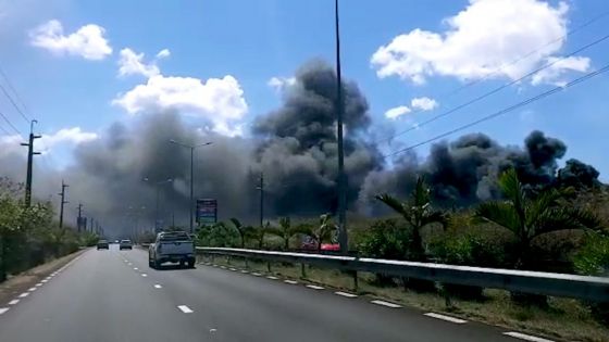 Vale : prudence sur la route, un incendie provoque une épaisse fumée noire