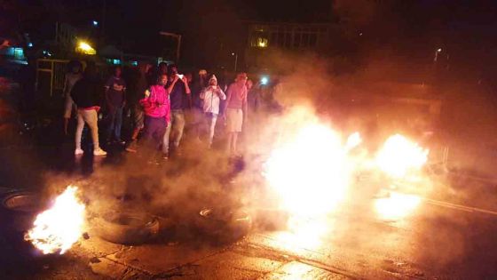 Coupures d'eau à Résidence Atlee : des habitants en colère brûlent des pneus pour obstruer la route 