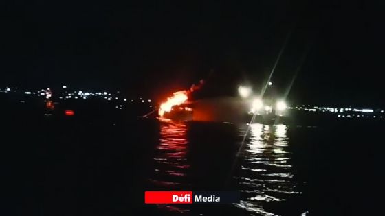 Rade de Port-Louis : un bateau taïwanais ravagé par un incendie, l'équipage sain et sauf 