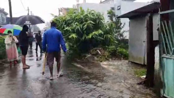 Avis de fortes pluies : montée des eaux à Camp Bombaye, Forest-Side, des habitants à pied d’œuvre pour évacuer l’eau